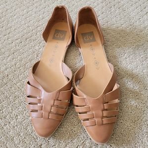 Dolce Vita Tan Flats/Sandals sz 8.5